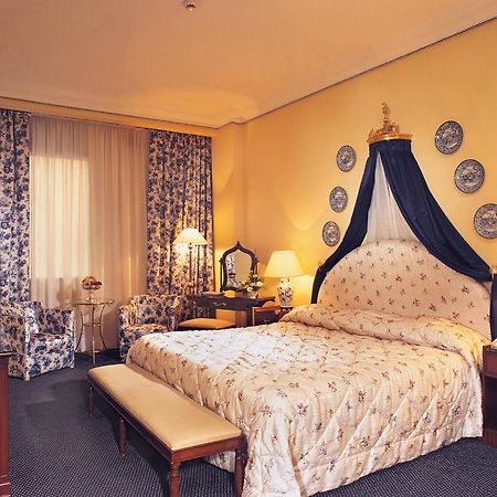 Sonesta Hotel Tower&Casino Il Cairo Esterno foto A bedroom at the hotel