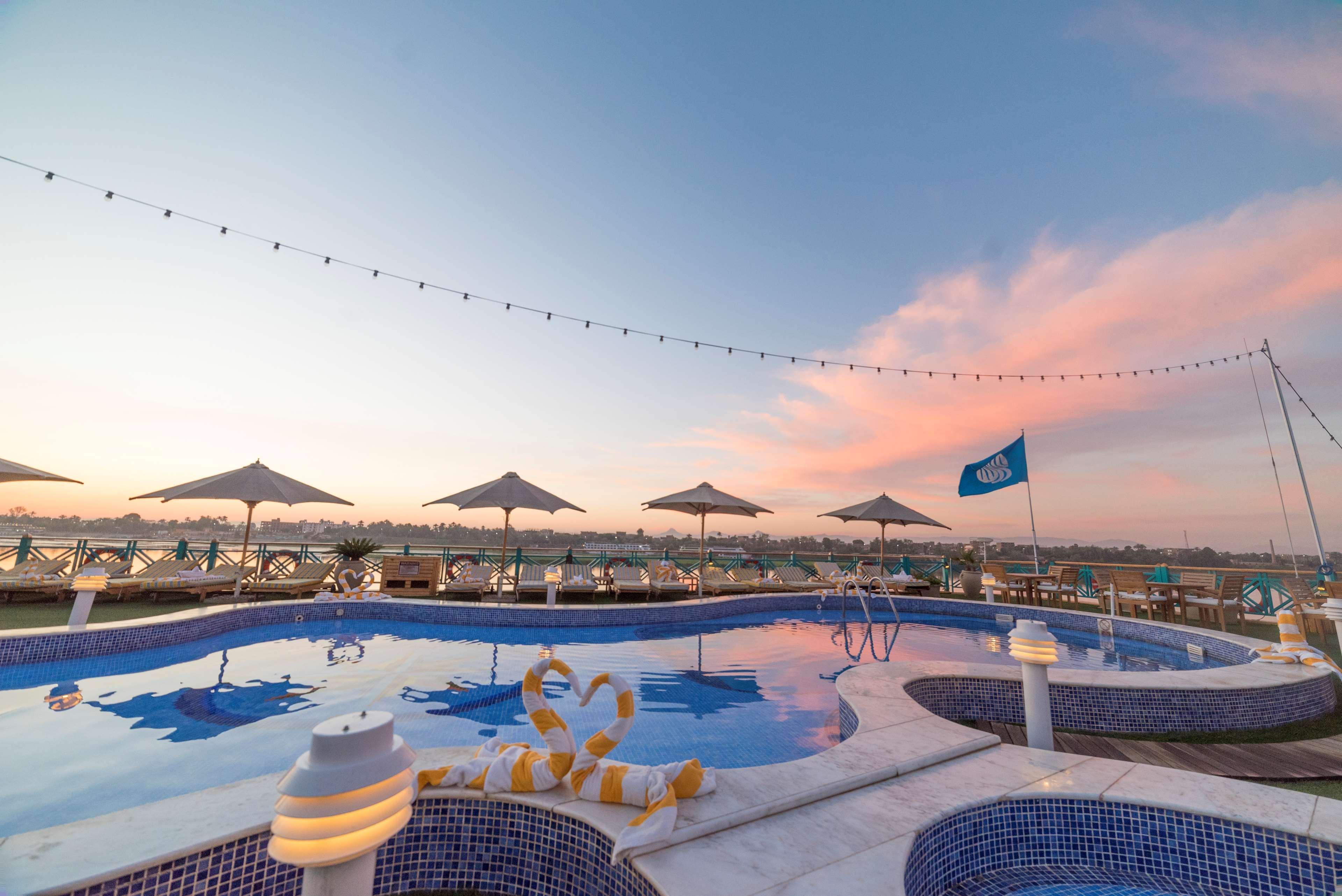 Sonesta Hotel Tower&Casino Il Cairo Esterno foto The pool at the resort