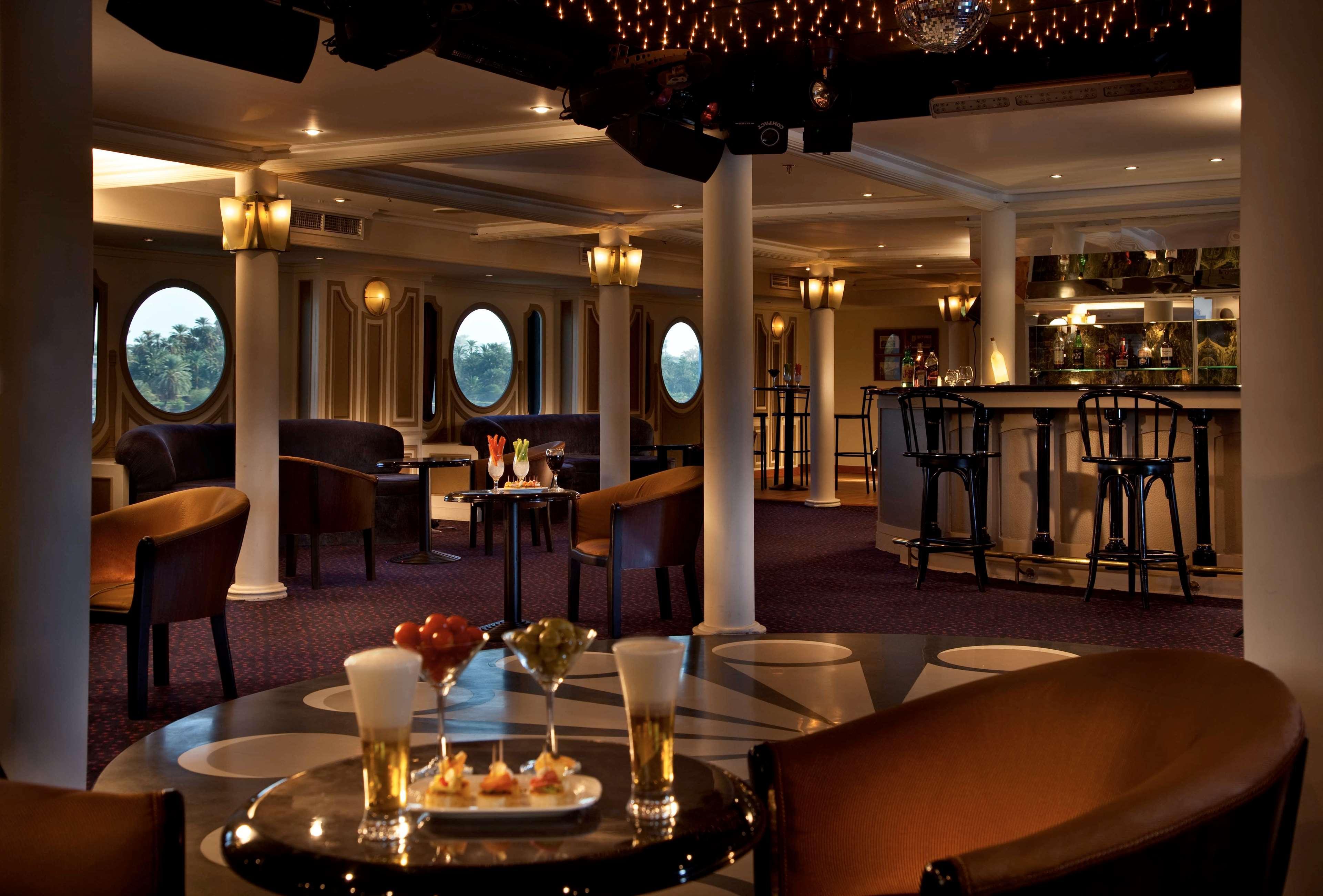 Sonesta Hotel Tower&Casino Il Cairo Esterno foto The bar on board