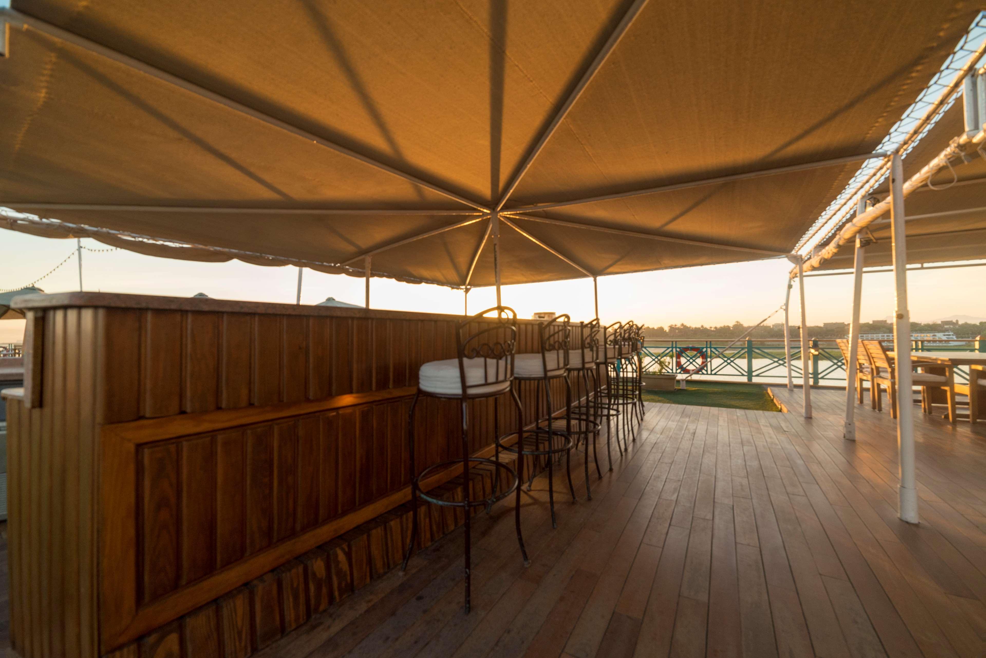 Sonesta Hotel Tower&Casino Il Cairo Esterno foto The deck of the Riverview