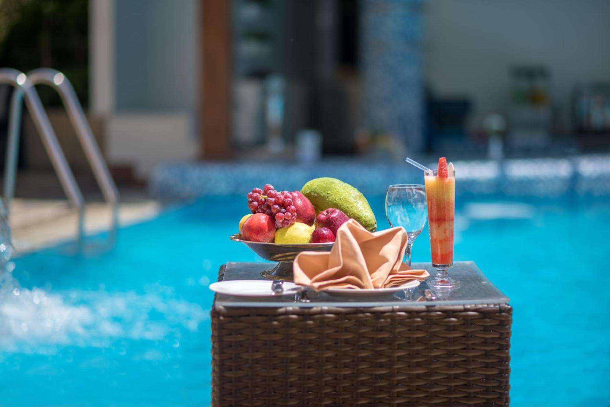 Sonesta Hotel Tower&Casino Il Cairo Esterno foto Poolside at the hotel