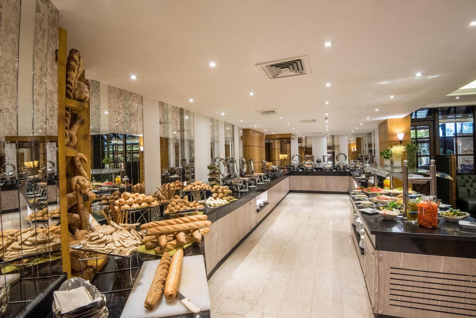 Sonesta Hotel Tower&Casino Il Cairo Esterno foto The buffet at the hotel