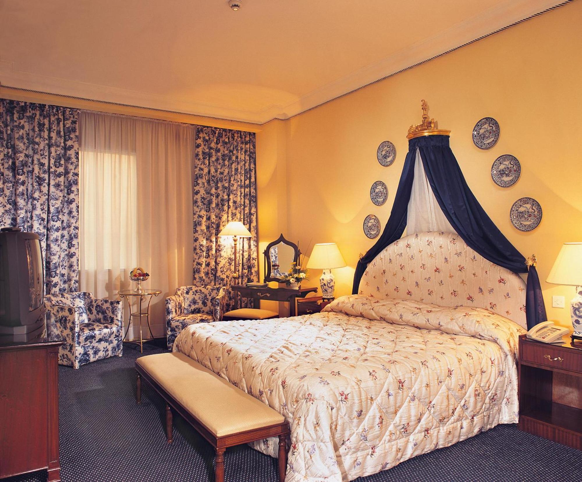 Sonesta Hotel Tower&Casino Il Cairo Esterno foto A bedroom at the hotel