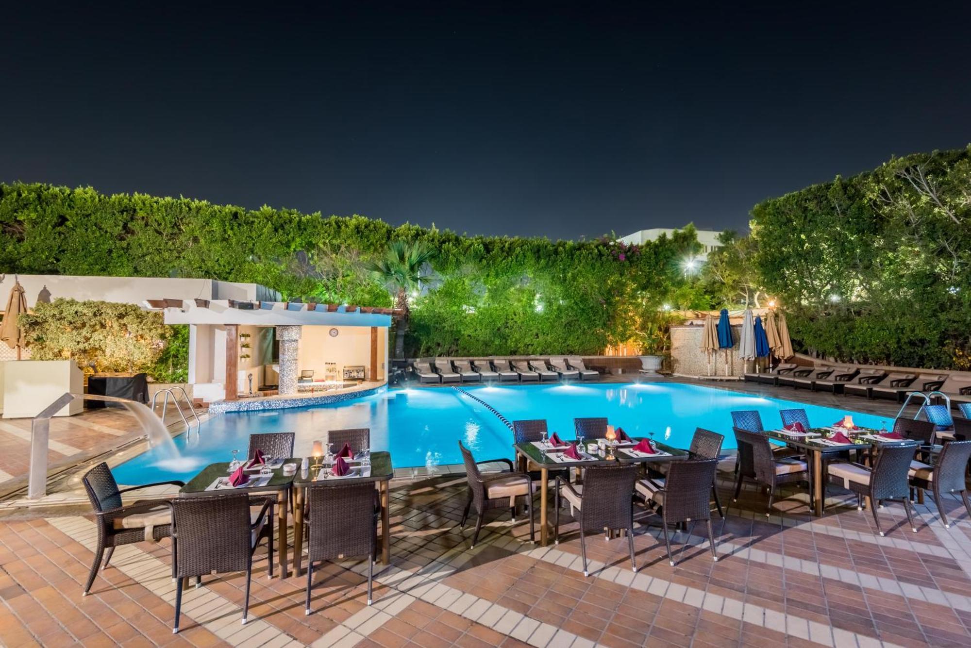 Sonesta Hotel Tower&Casino Il Cairo Esterno foto The swimming pool at the hotel