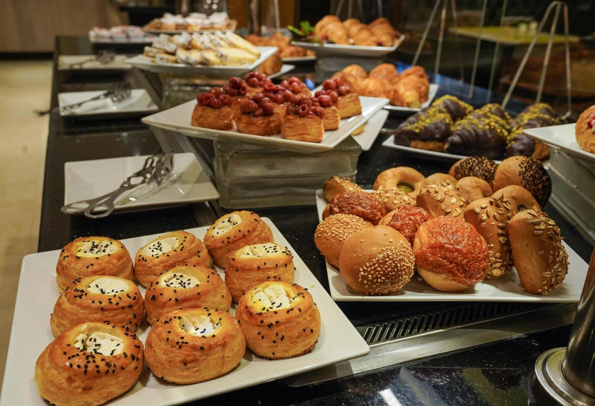 Sonesta Hotel Tower&Casino Il Cairo Esterno foto A selection of pastries