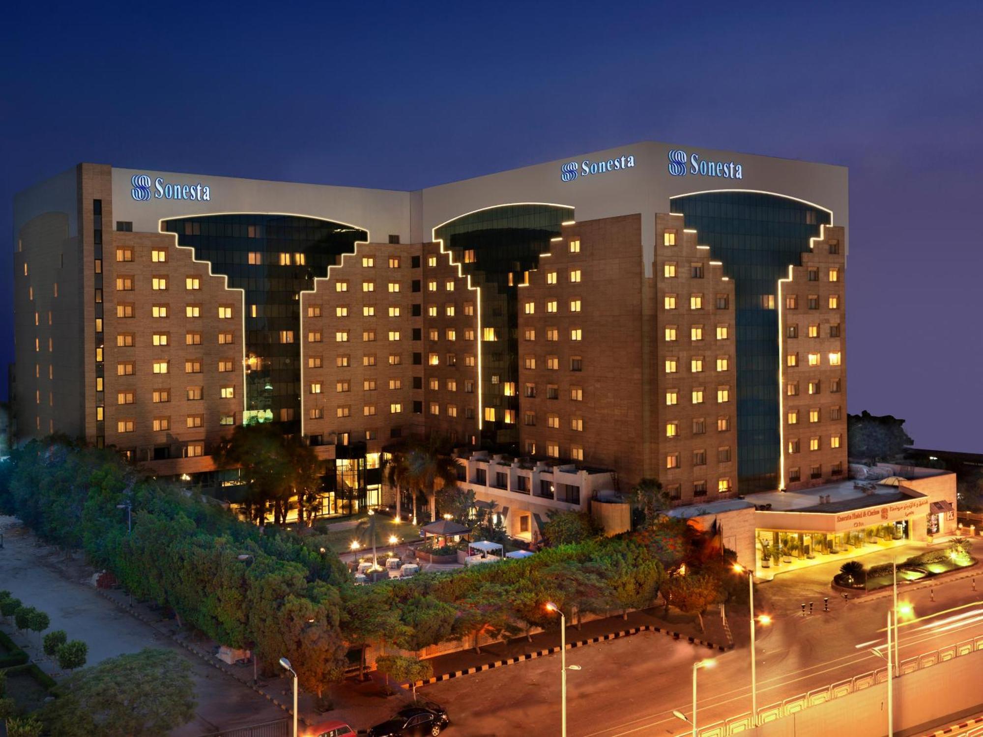 Sonesta Hotel Tower&Casino Il Cairo Esterno foto The hotel at night