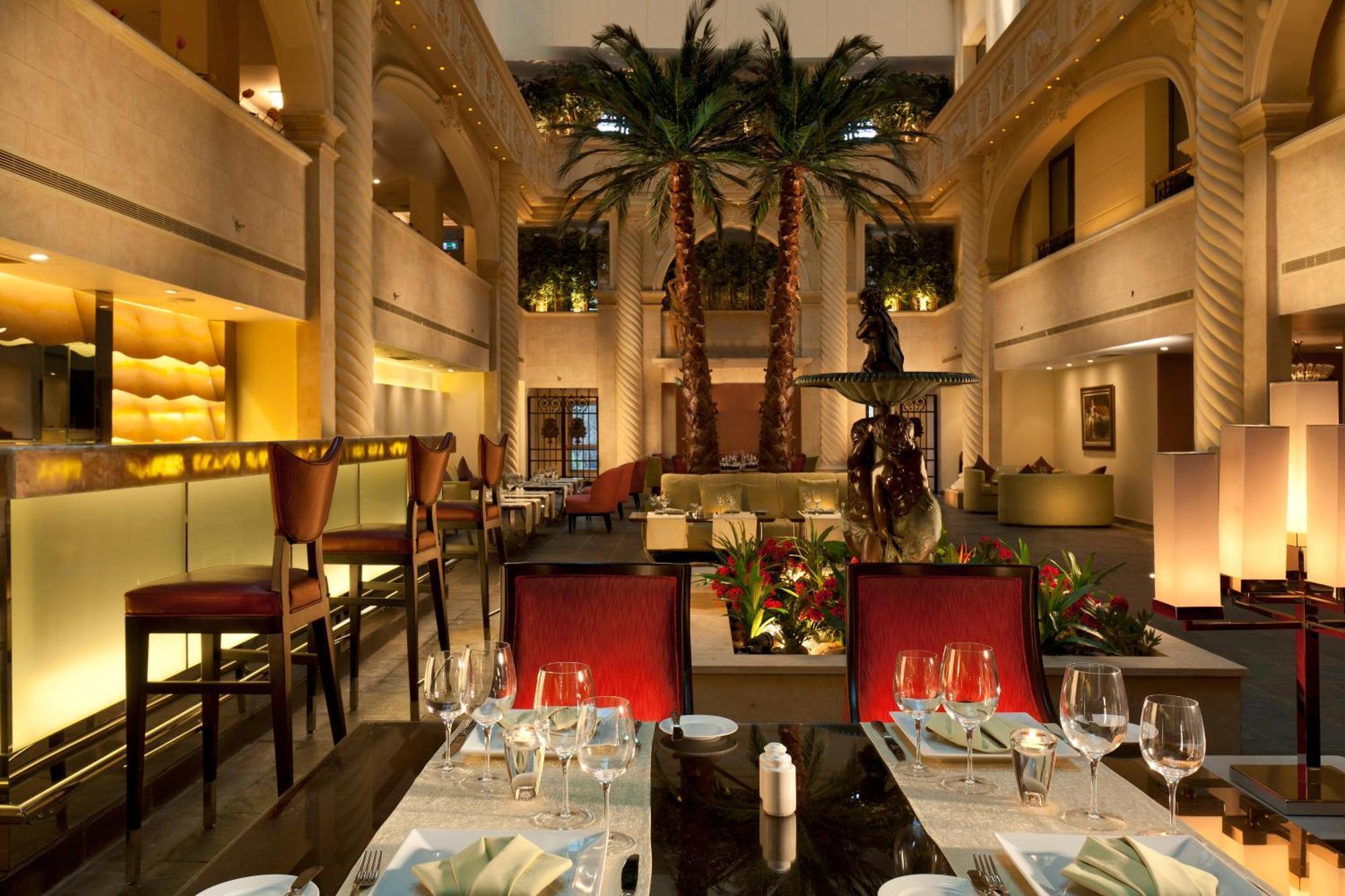 Sonesta Hotel Tower&Casino Il Cairo Esterno foto The interior of the restaurant
