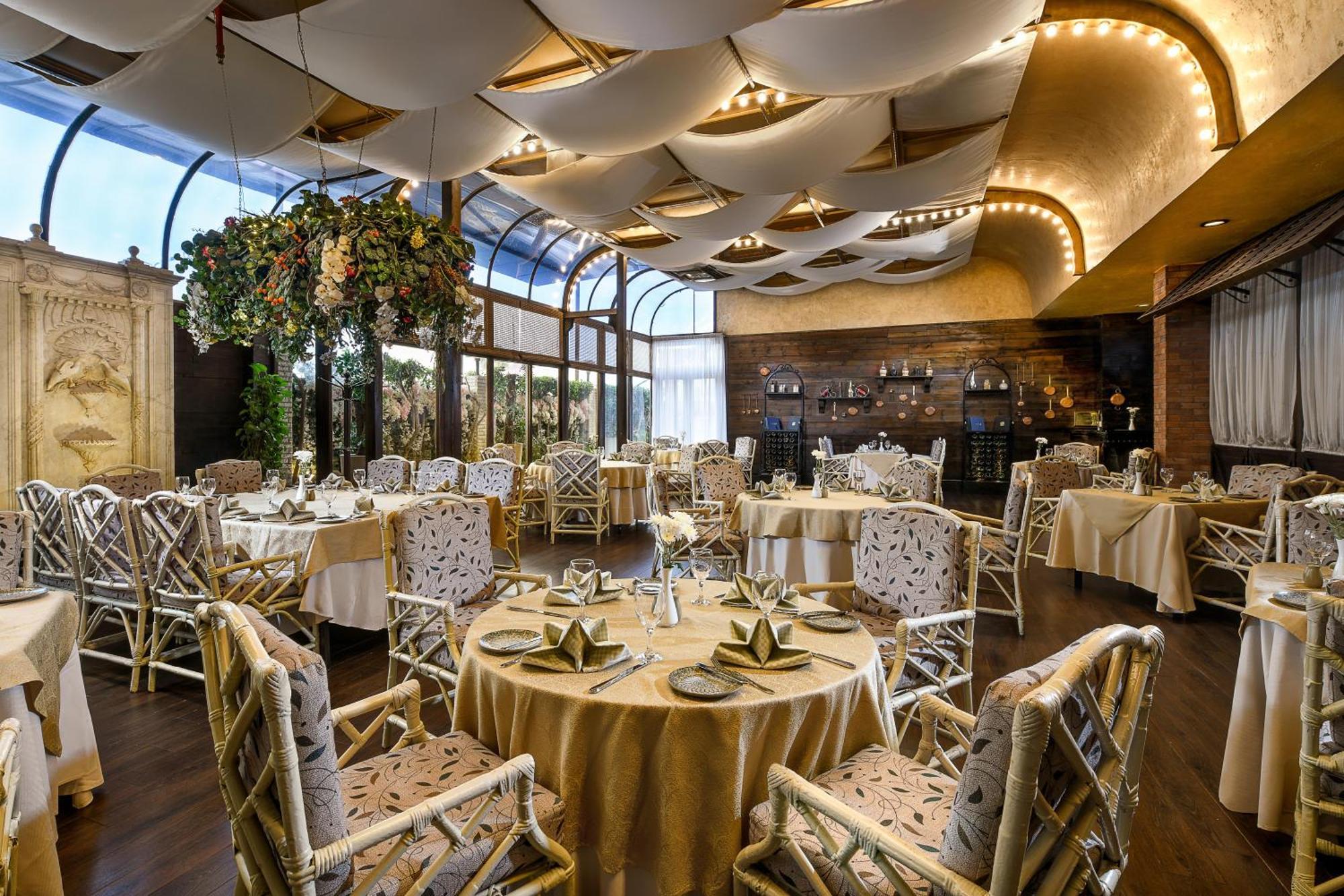 Sonesta Hotel Tower&Casino Il Cairo Esterno foto Restaurant in the hotel