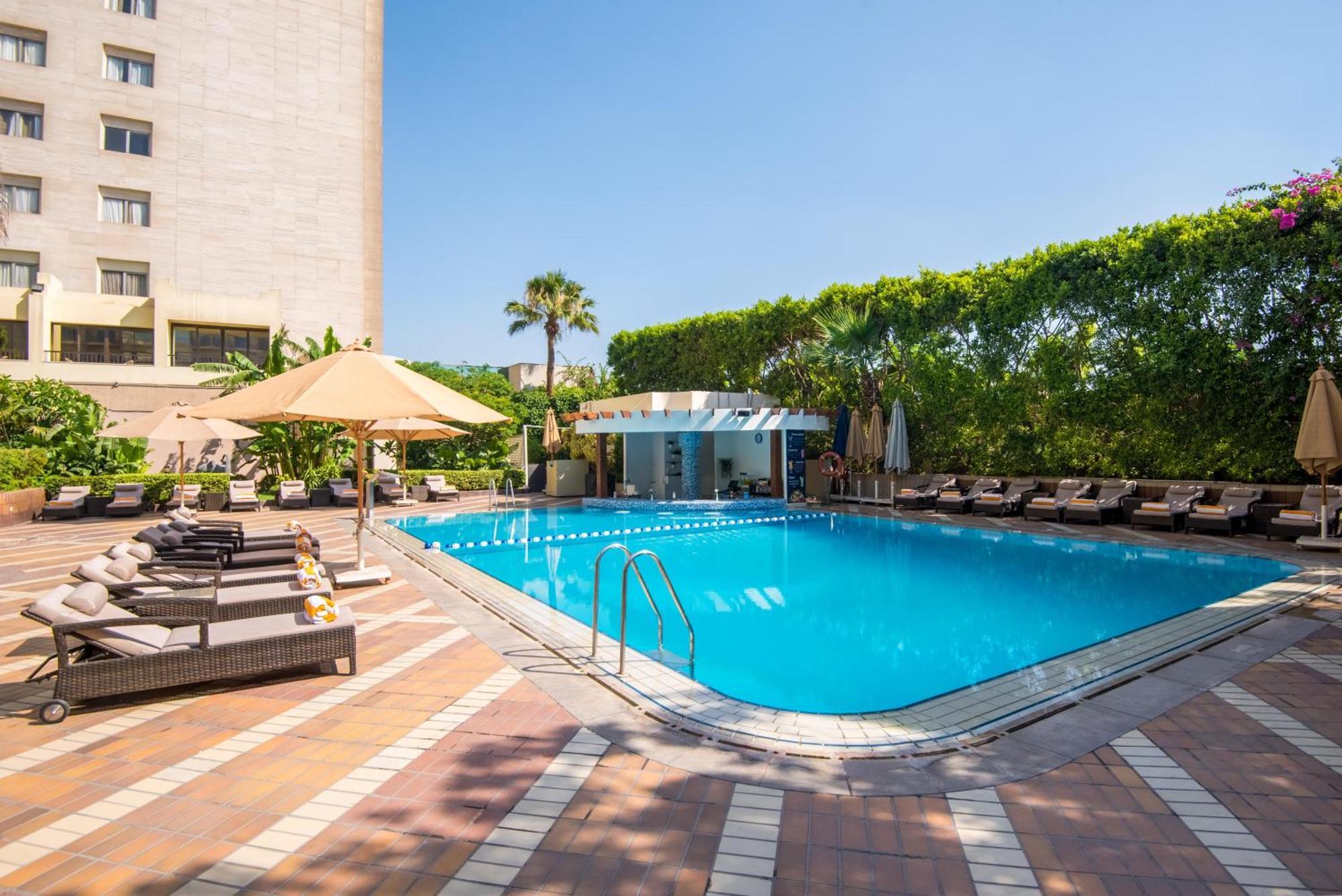 Sonesta Hotel Tower&Casino Il Cairo Esterno foto The pool at the hotel